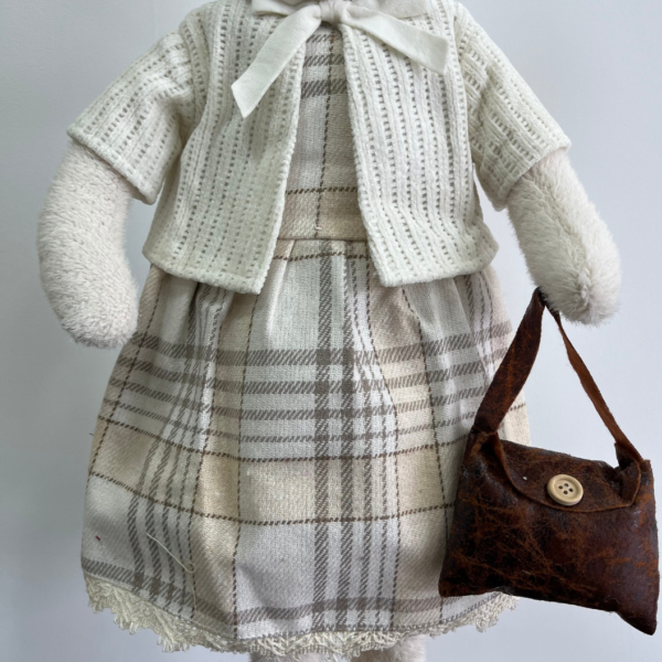 Coelha roupa branca c/bolsa 83cm - Image 3