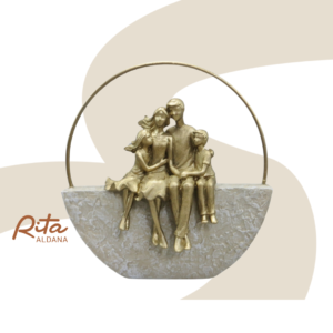 Escultura Família em formato de Arco