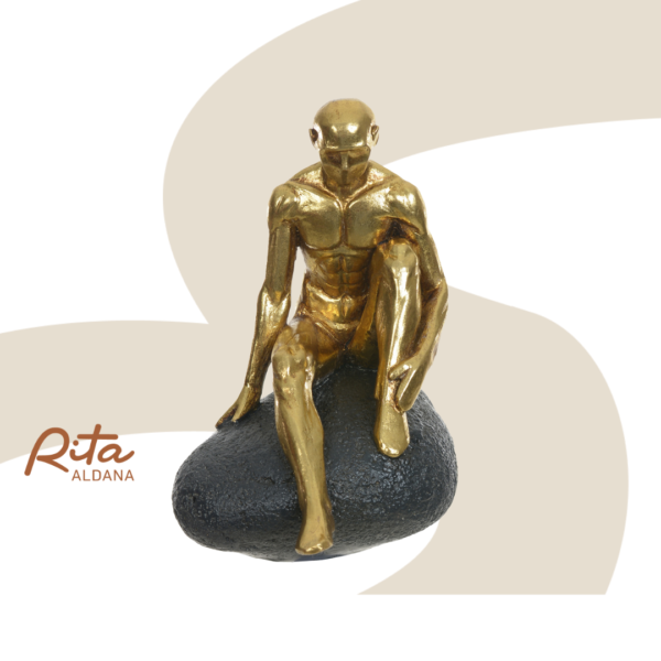 Estátua homem sentado em pedra.