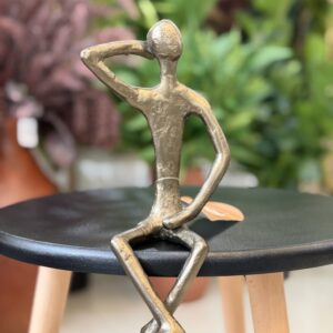 ESCULTURA METAL HOMEM SENTADO 26CM