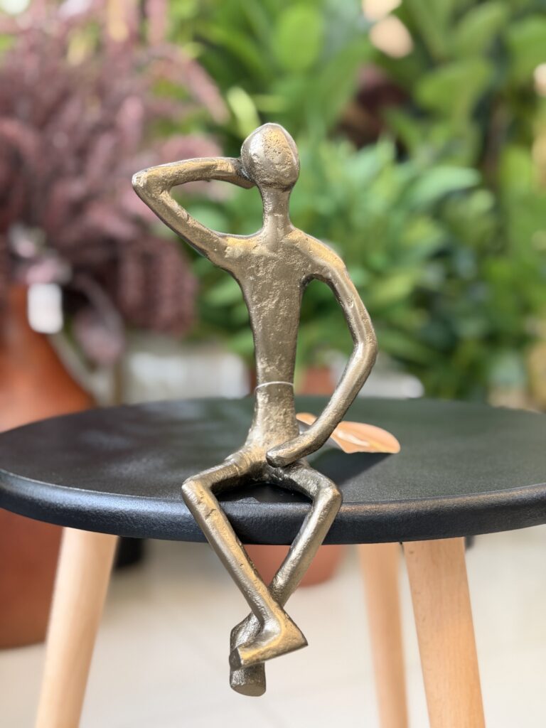 ESCULTURA METAL HOMEM SENTADO 26CM