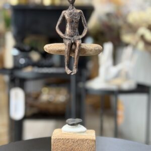 ESCULTURA PEDRAS HOMEM SENTADO 27CM