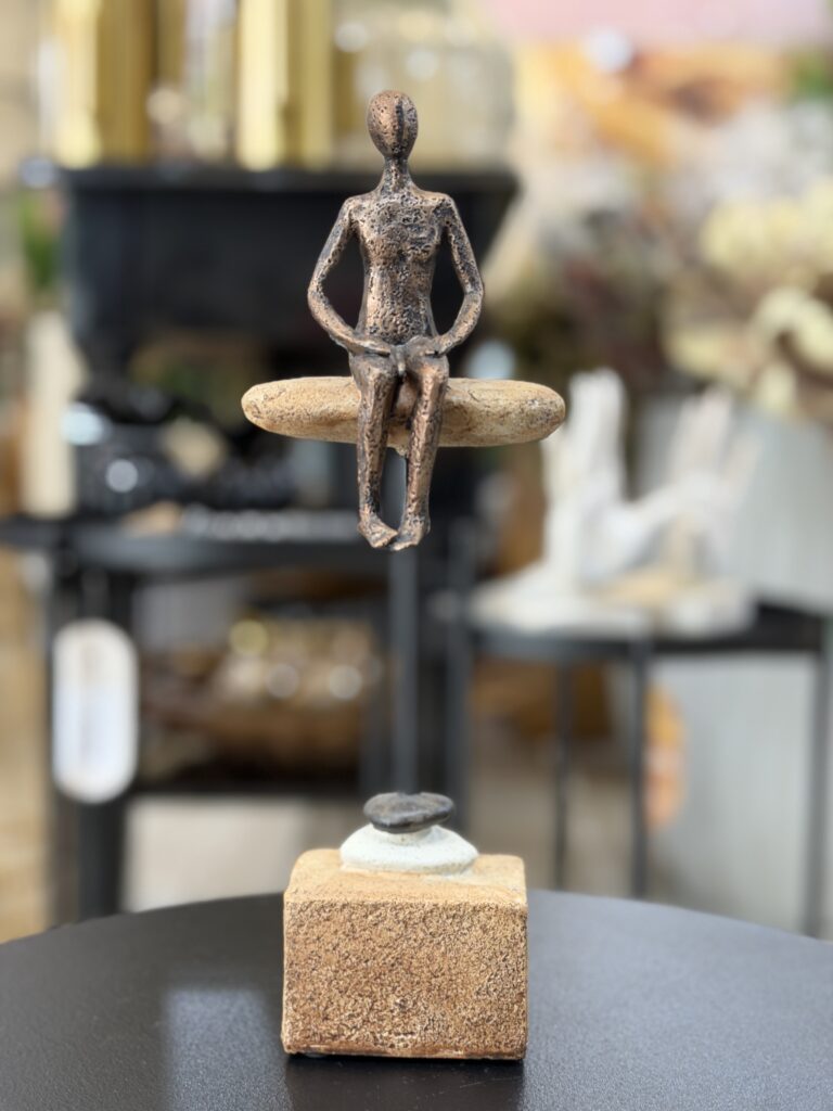 ESCULTURA PEDRAS HOMEM SENTADO 27CM