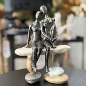 ESCULTURA PEDRA CASAL SENTADO 20,5CM