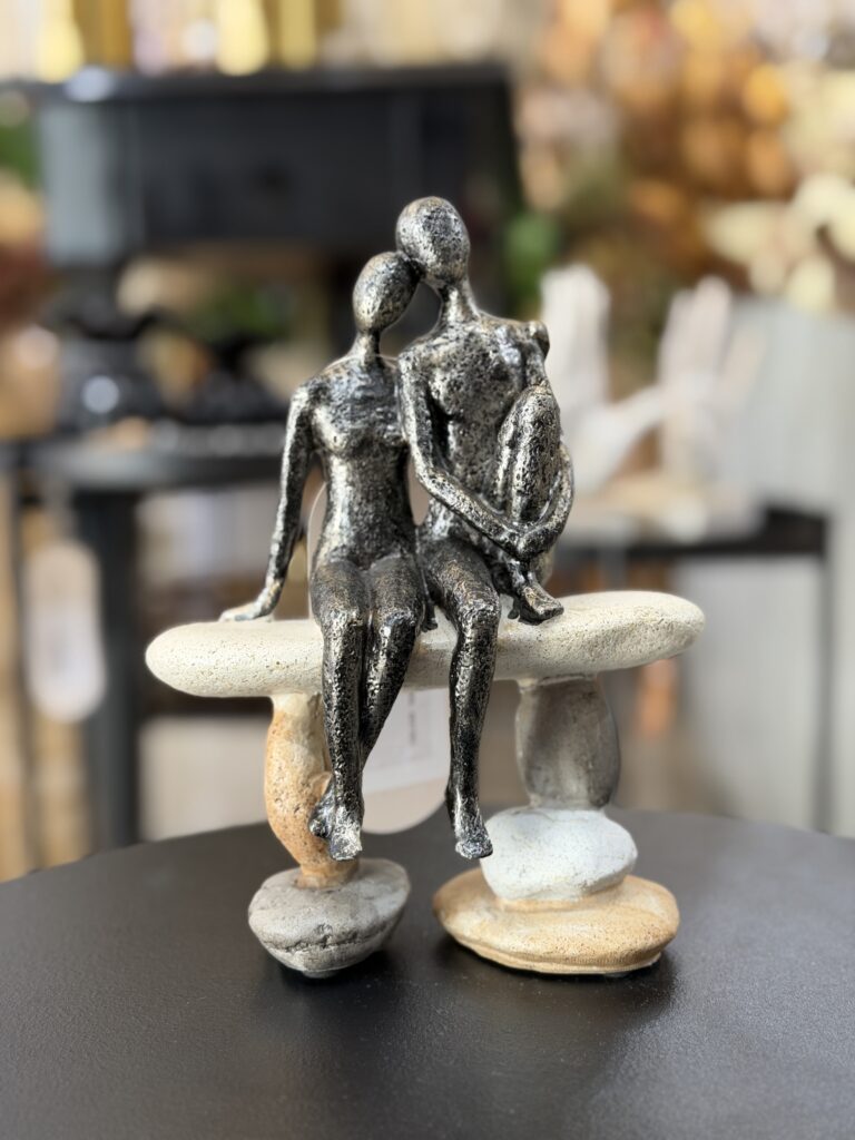 ESCULTURA PEDRA CASAL SENTADO 20,5CM