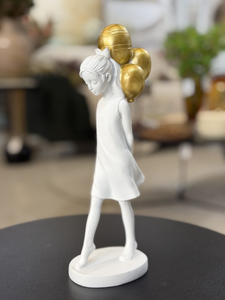 ESCULTUA MENINA COM BALÃO DOURADO 26CM