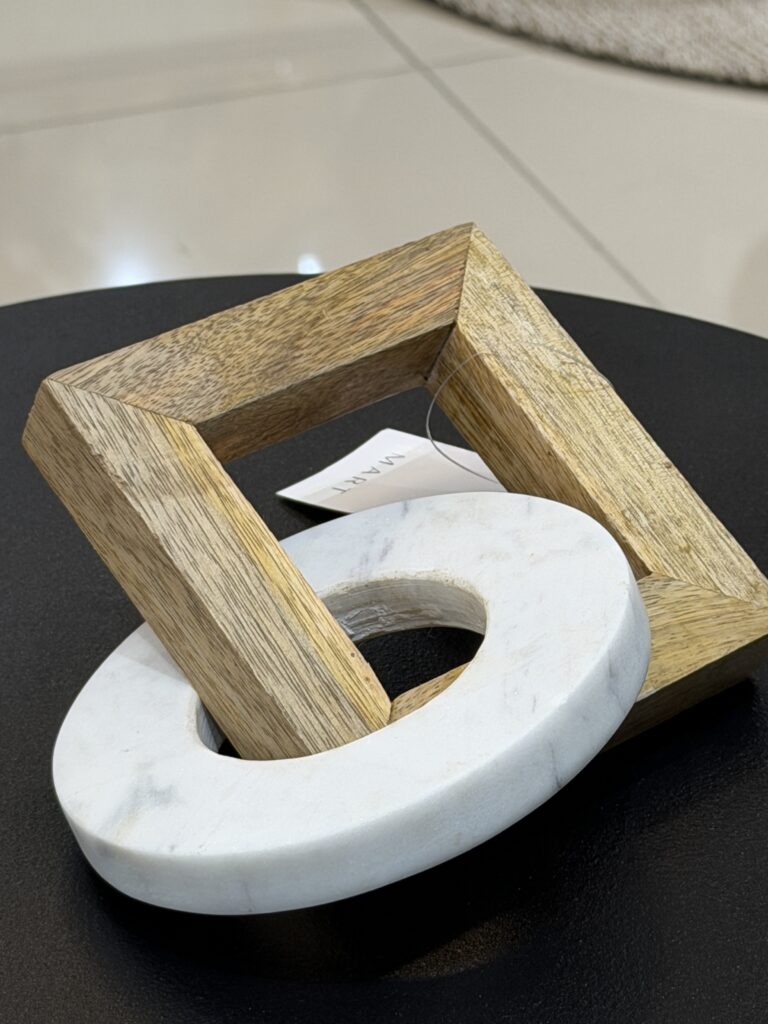 ESCULTURA ELOS MADEIRA E MáRMORE 16,5CM
